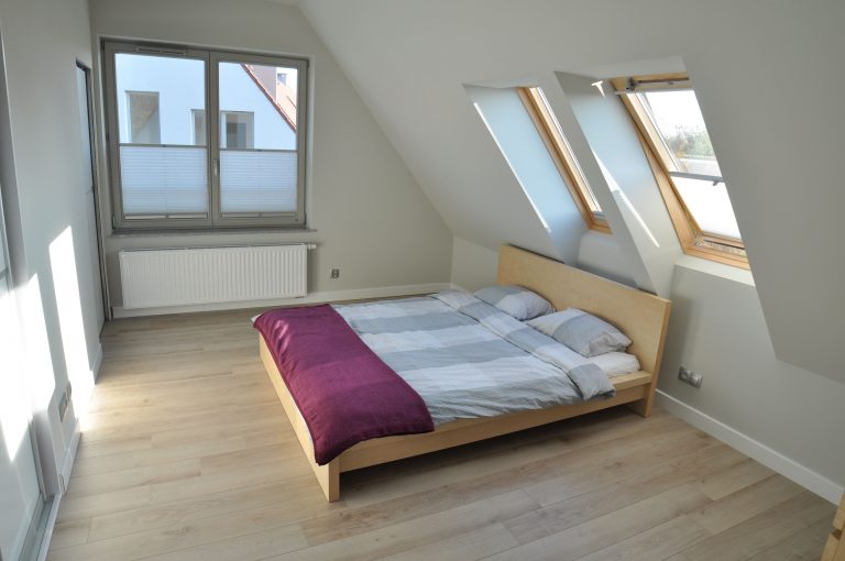 sufity podwieszane na poddaszu - skosy, panele na podłodze - wykończenie domu w Szczecinie