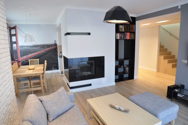 nowoczesny salon z kominkiem - wykończenie: cegła biała ozdobna