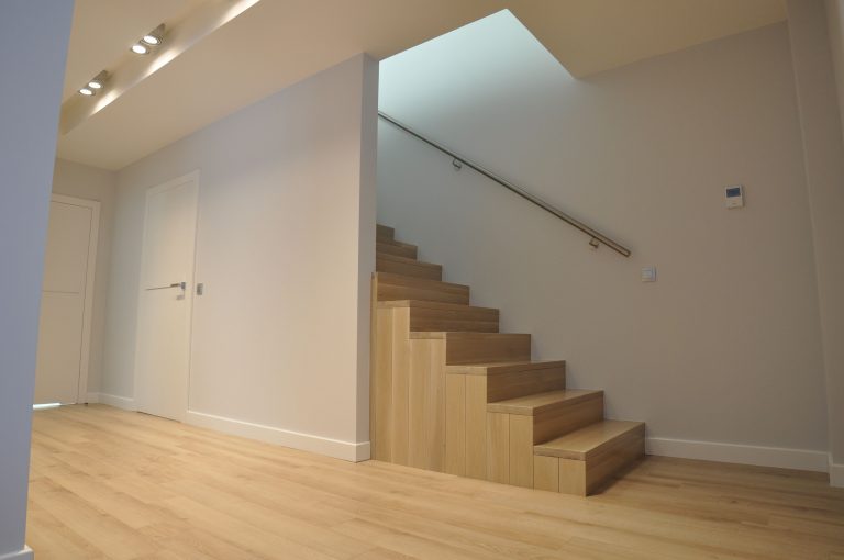 podwieszany sufit w przedpokoju, ułożone panele na schodach - mieszkanie Szczecin