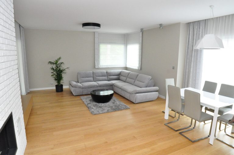 wykończenie salonu - panele podłogowe, biała cegiełka (zabudowa kominka)