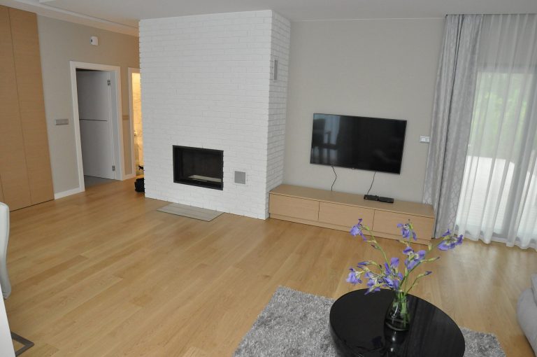 zabudowa G-K kominka, białe cegiełki