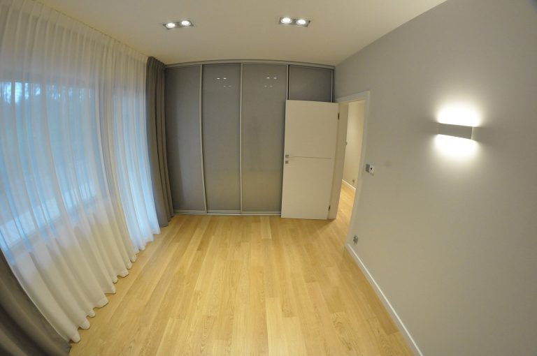 Wykończenie domu - Szczecin, panele, białe drzwi, szafa w zabudowie