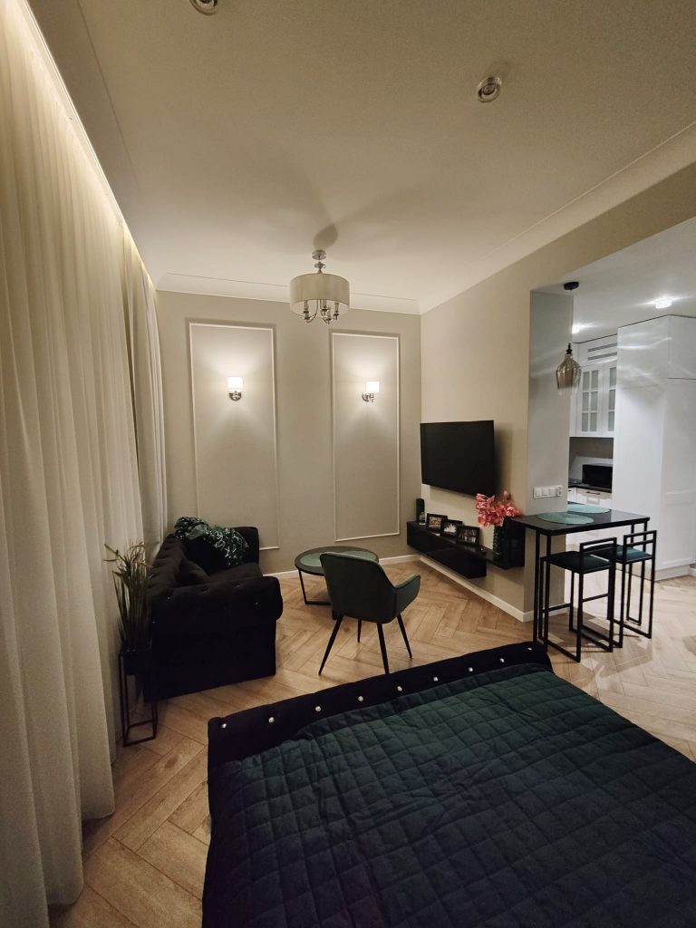 podwieszany sufit w salonie, sztukateria, nowoczesny salon