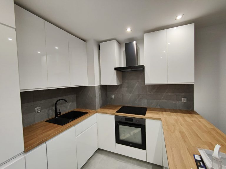 kuchnia biała z płytkami imitacją betonu