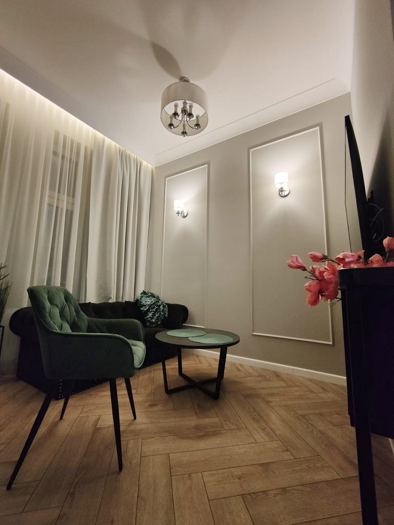 nowoczesny salon - sufit podwieszany, sztukateria, podłoga w jodełkę