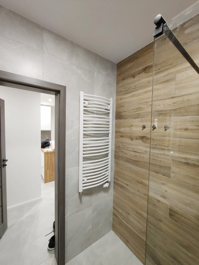 układanie podłogi - łazienka w mieszkaniu Szczecin