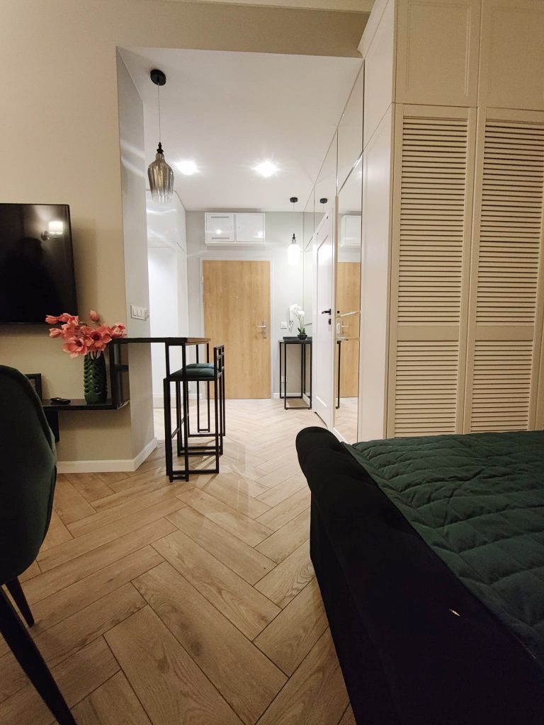 układanie podłogi w jodełkę w mieszkaniu Szczecin