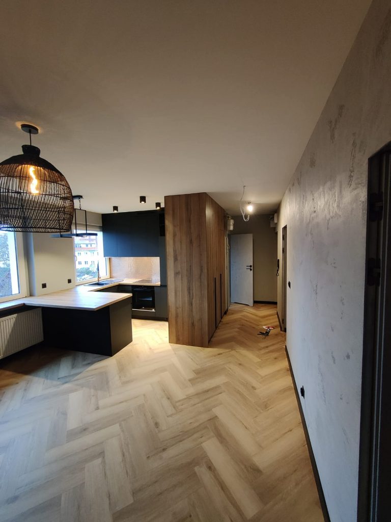 sufit podwieszany w aneksie kuchennym, podłoga w jodełkę, parkiet