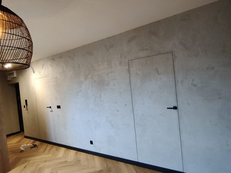 wykończenie przedpokoju - drzwi ukryte z ukrytą ościeżnicą, ściana wykończona betodem dekoracyjnym