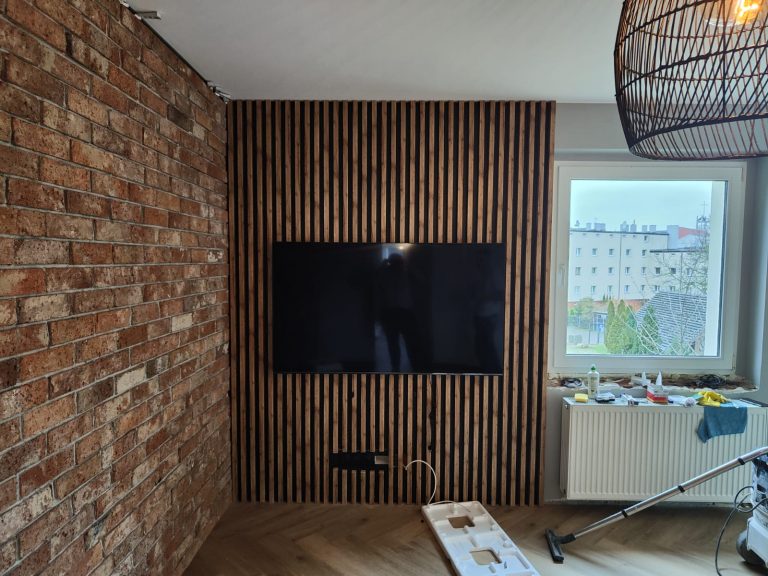 ozdobne wykończenie wnętrza - cegły i lamele w salonie