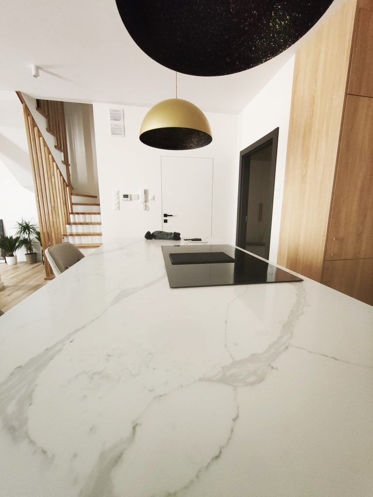 blat marmurowy w kuchni