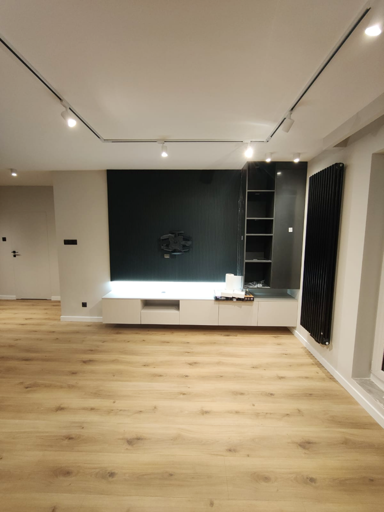 wykończenie ścianki telewizyjnej - lamele, tynk dekoracyjny ciemny