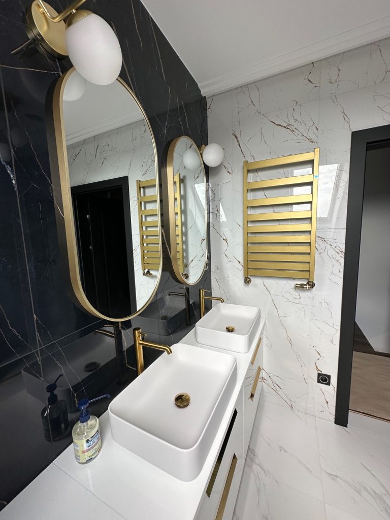 Remont łazienki - łazienka czarno biała marmur ze złotem