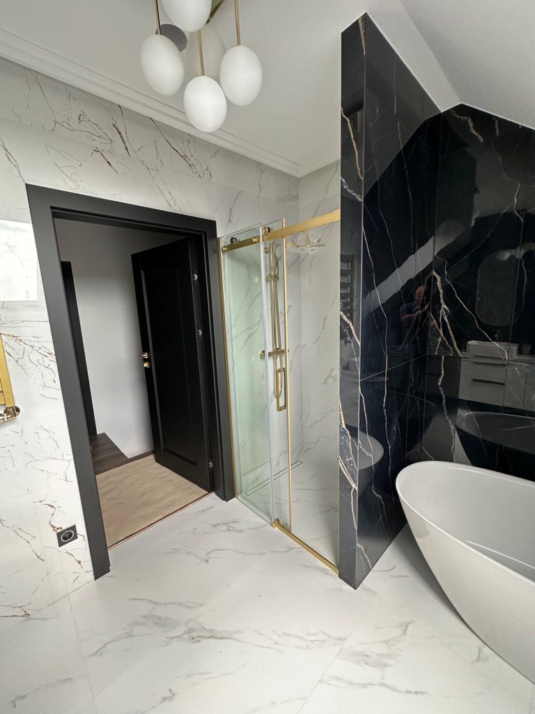 wykończenie łazienki - łazienka czarno biała marmur ze złotem