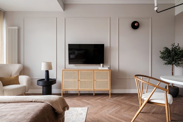 salon z podłogą w jodełkę i sztukaterią, wykończenie i montaż ścianki telewizyjnej