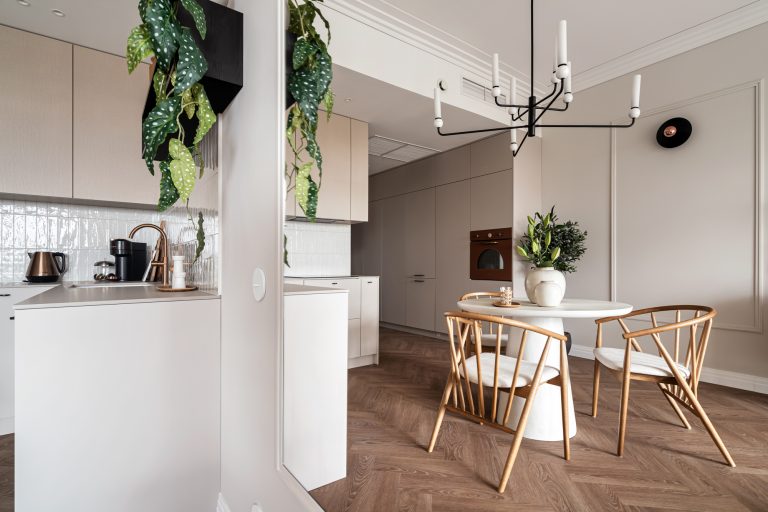 nowoczesny aneks kuchenny, podłoga w jodełkę, sztukateria, beże, natura