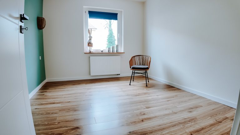 biało - zielony pokój z panelami - wykończenie wnętrz