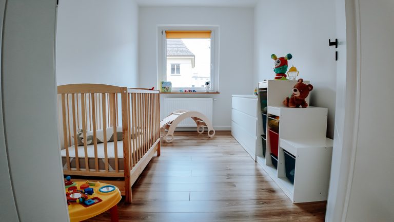 jasny pokój dziecka z drewnianymi panelami