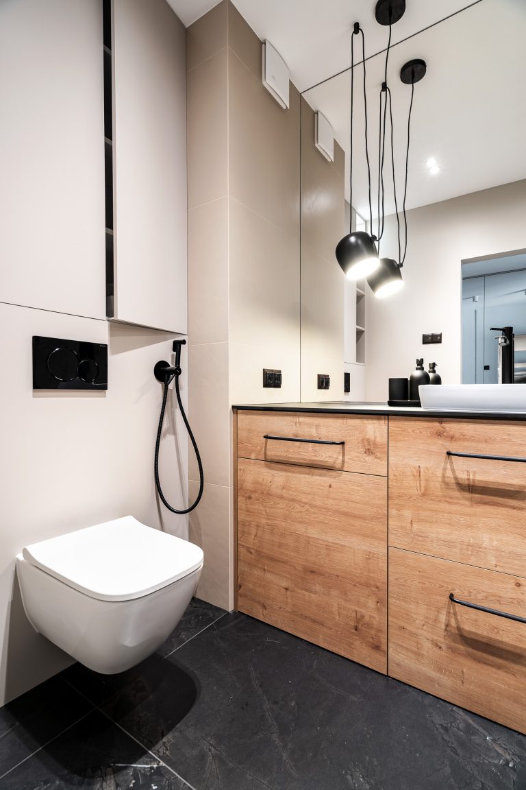 jasna łazienka z wbudowanym lustrem