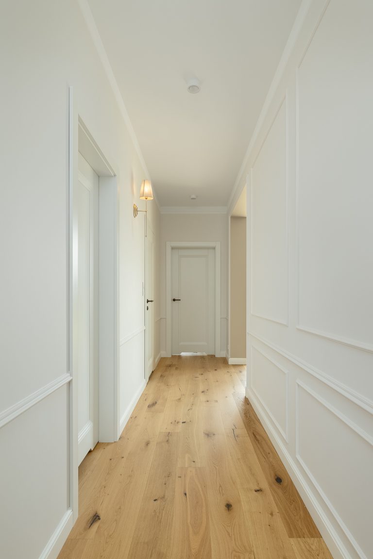 Remont domu jednorodzinnego - korytarz- Petrohouse